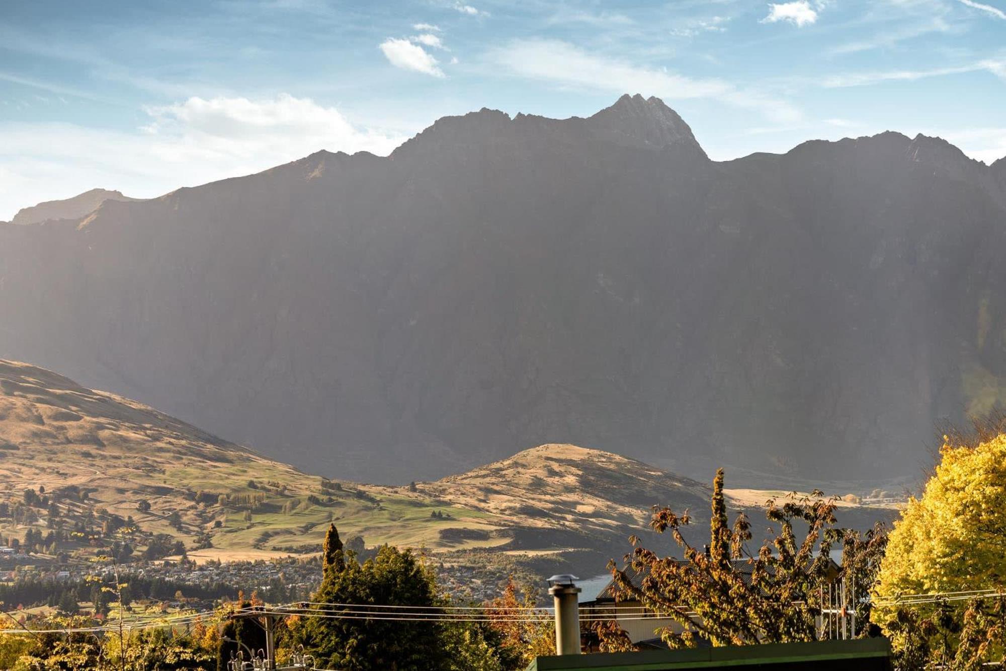 Distinctive Stylish And Spacious Family Home Queenstown Exteriör bild