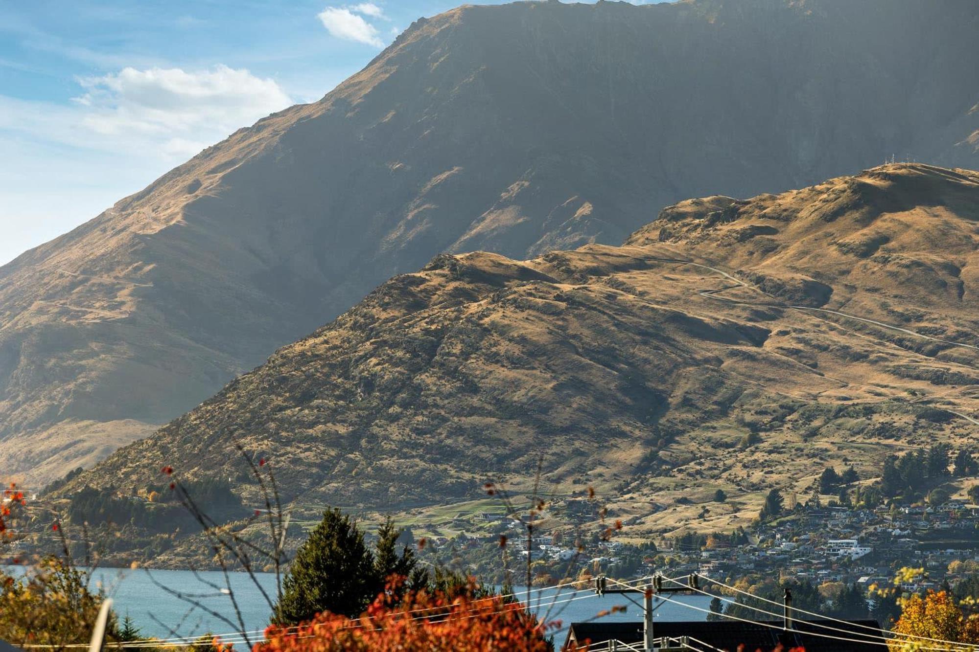 Distinctive Stylish And Spacious Family Home Queenstown Exteriör bild